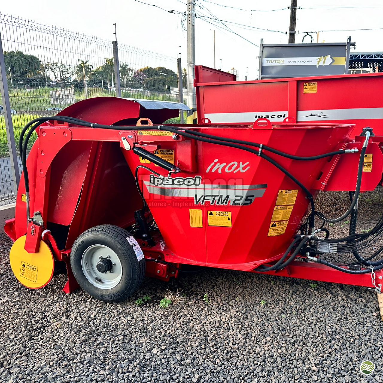 IMPLEMENTOS AGRICOLAS VAGAO VERTICAL VAGAO VERTICAL AUTO-CARREGÁVEL Triamaq Tratores UBERLANDIA MINAS GERAIS MG
